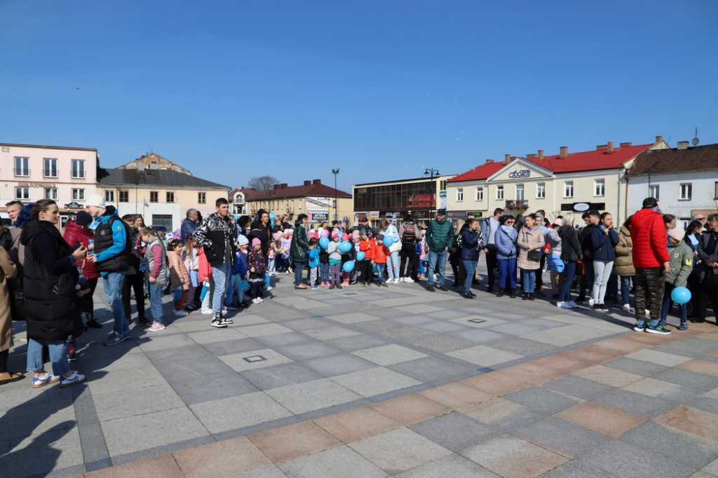 Dzień Świadomości Autyzmu. Konecki rynek w niebieskich barwach [zdjęcia]