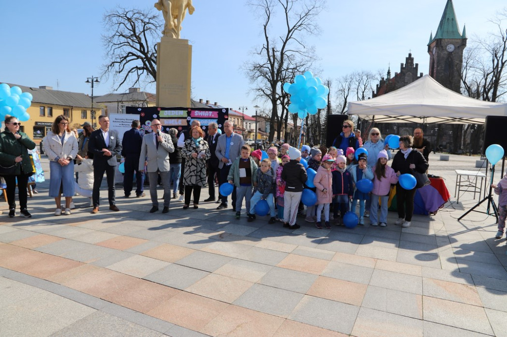 Dzień Świadomości Autyzmu. Konecki rynek w niebieskich barwach [zdjęcia]