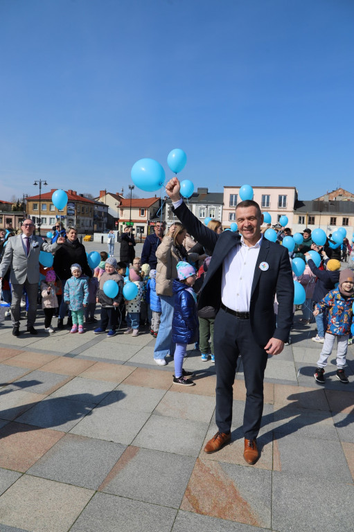 Dzień Świadomości Autyzmu. Konecki rynek w niebieskich barwach [zdjęcia]