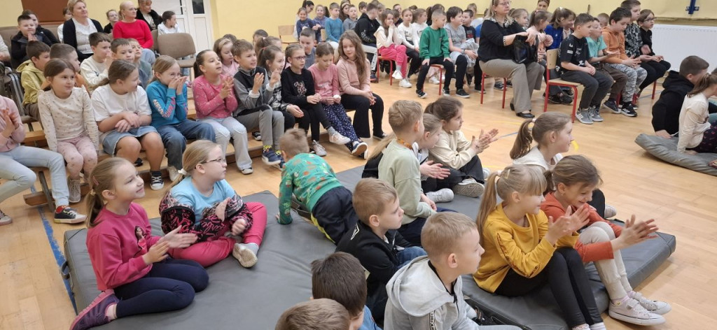 Niebieskie Igrzyska w Szkole Podstawowej w Radoszycach [zdjęcia]