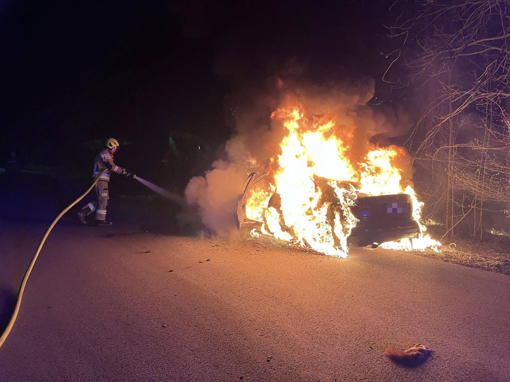 Pożar mercedesa na drodze w gminie Ruda Maleniecka
