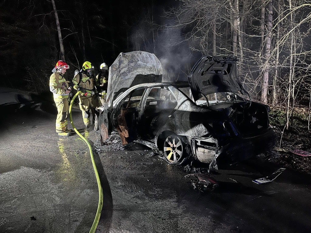 Pożar mercedesa na drodze w gminie Ruda Maleniecka