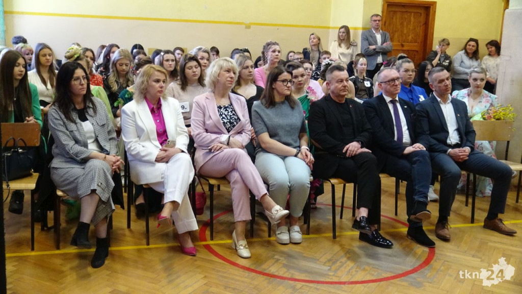 Julia Kącka i Zuzanna Szteleblak wygrywają X Konkurs Fryzjerski w koneckiej Kanadzie [wideo, zdjęcia]