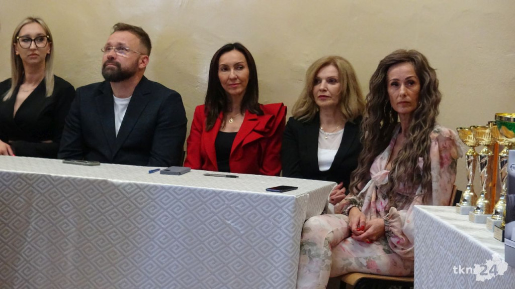 Julia Kącka i Zuzanna Szteleblak wygrywają X Konkurs Fryzjerski w koneckiej Kanadzie [wideo, zdjęcia]