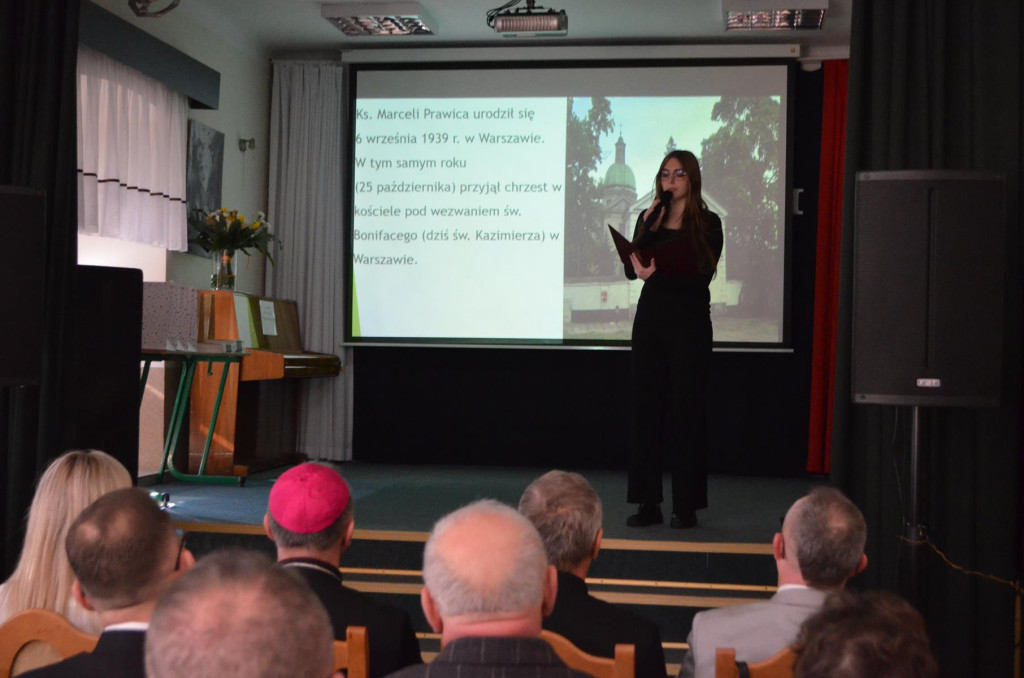 I LO w Końskich uczciło pamięć ks. Marcelego Prawicy [zdjęcia]
