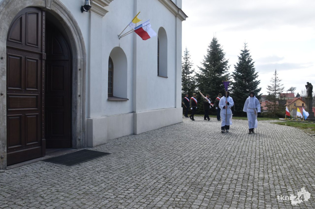 Relikwie św. Jana Pawła II zostały wprowadzone do gowarczowskiej parafii [wideo, zdjęcia]