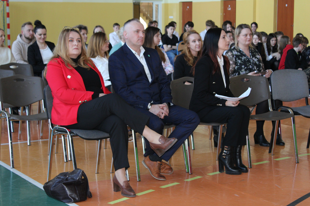 W szkole uczczono 85. rocznicę pacyfikacji Królewca i Adamowa