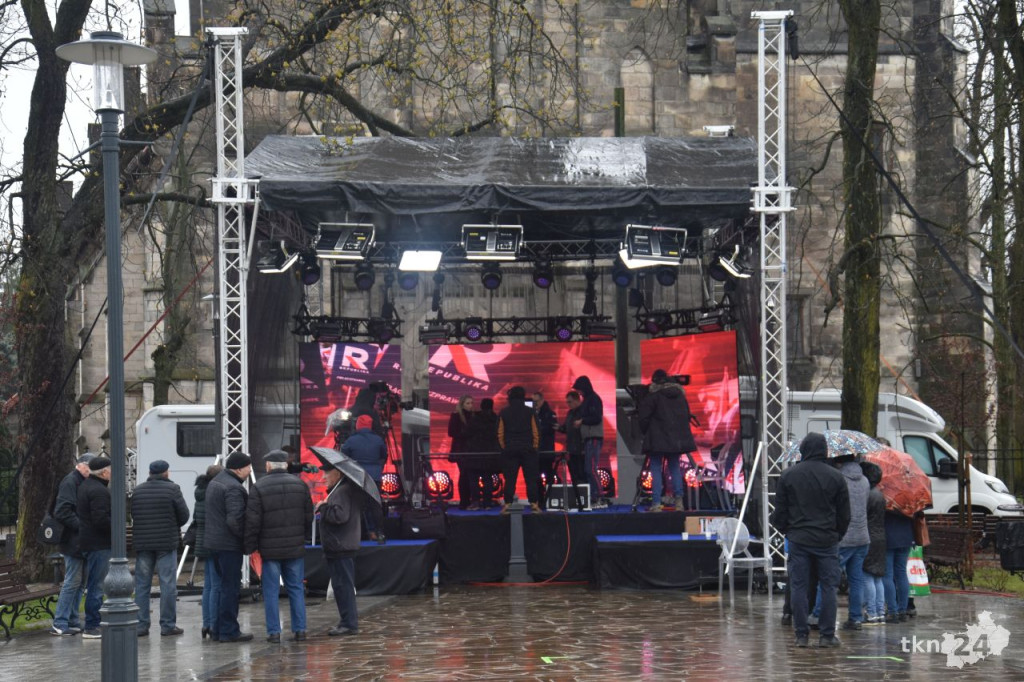 Dziś w Końskich odbędą się dwie debaty. Rynek i hala przy ul. Stoińskiego już niemal gotowe [wideo, zdjęcia]