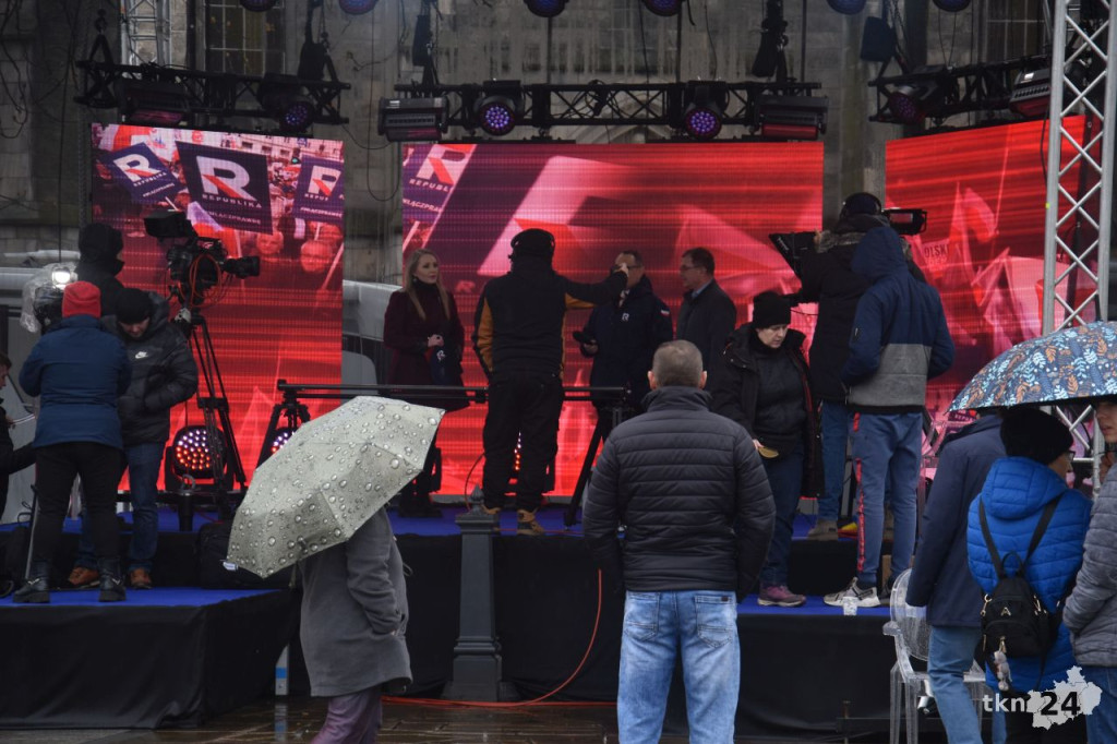 Dziś w Końskich odbędą się dwie debaty. Rynek i hala przy ul. Stoińskiego już niemal gotowe [wideo, zdjęcia]