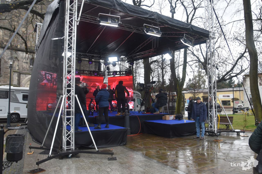 Dziś w Końskich odbędą się dwie debaty. Rynek i hala przy ul. Stoińskiego już niemal gotowe [wideo, zdjęcia]