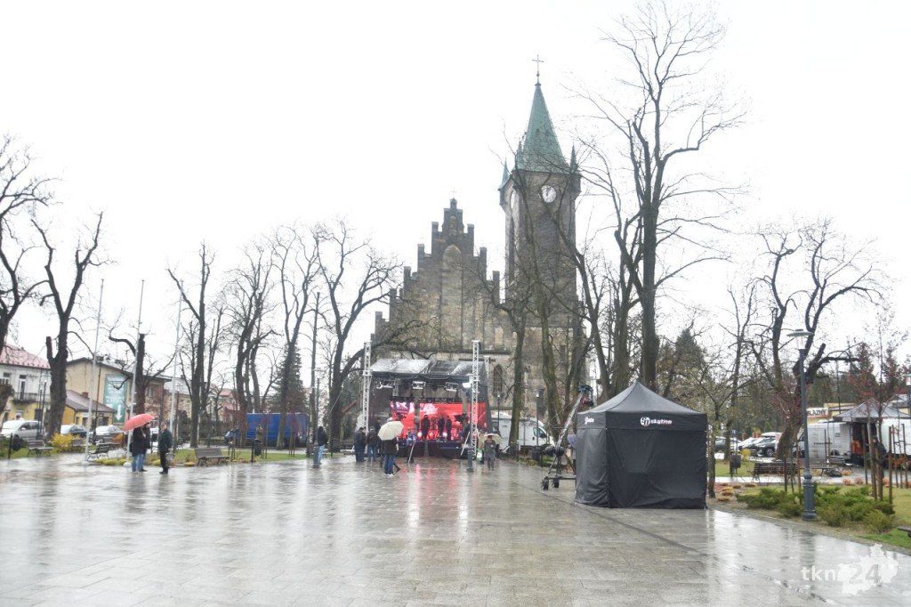 Dziś w Końskich odbędą się dwie debaty. Rynek i hala przy ul. Stoińskiego już niemal gotowe [wideo, zdjęcia]