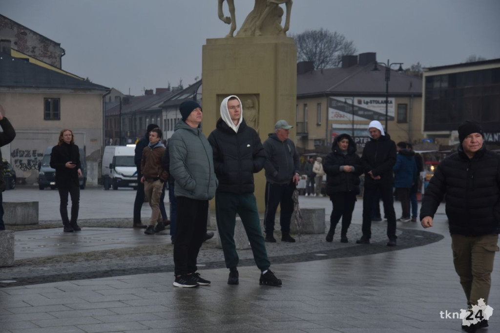 Debata prezydencka 2025 w Końskich. Zobaczcie co się dzieje na rynku i przy hali sportowej [zdjęcia]