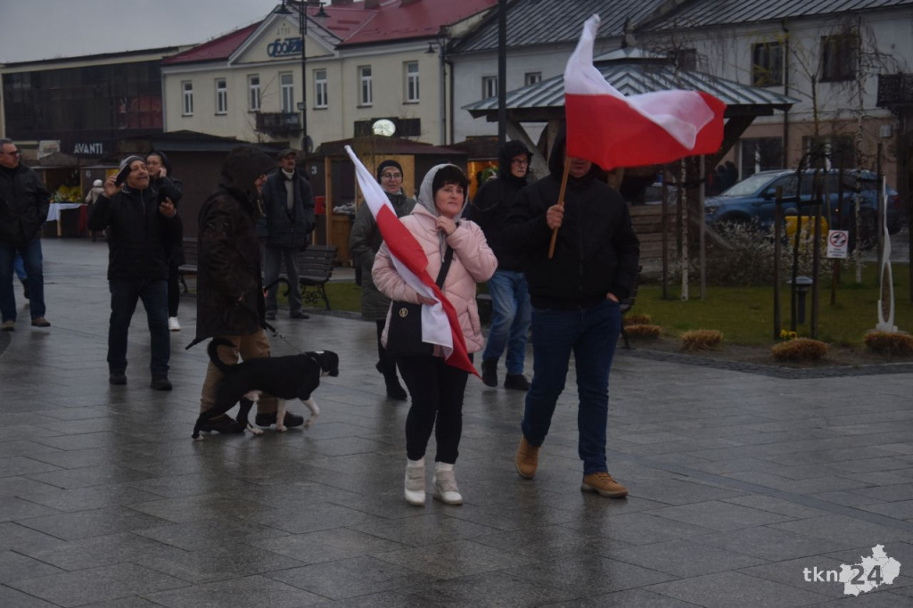 Debata prezydencka 2025 w Końskich. Zobaczcie co się dzieje na rynku i przy hali sportowej [zdjęcia]