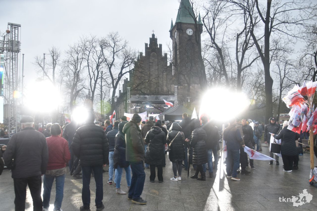Debata prezydencka 2025 w Końskich. Zobaczcie co się dzieje na rynku i przy hali sportowej [zdjęcia]