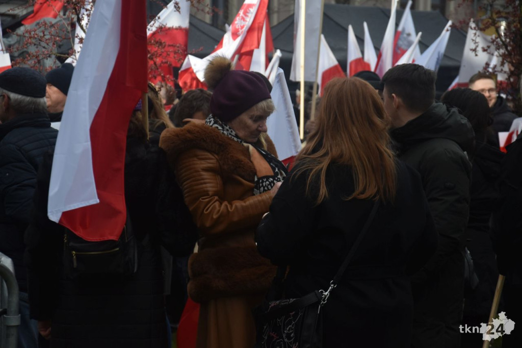 Debata prezydencka 2025 w Końskich. Zobaczcie co się dzieje na rynku i przy hali sportowej [zdjęcia]