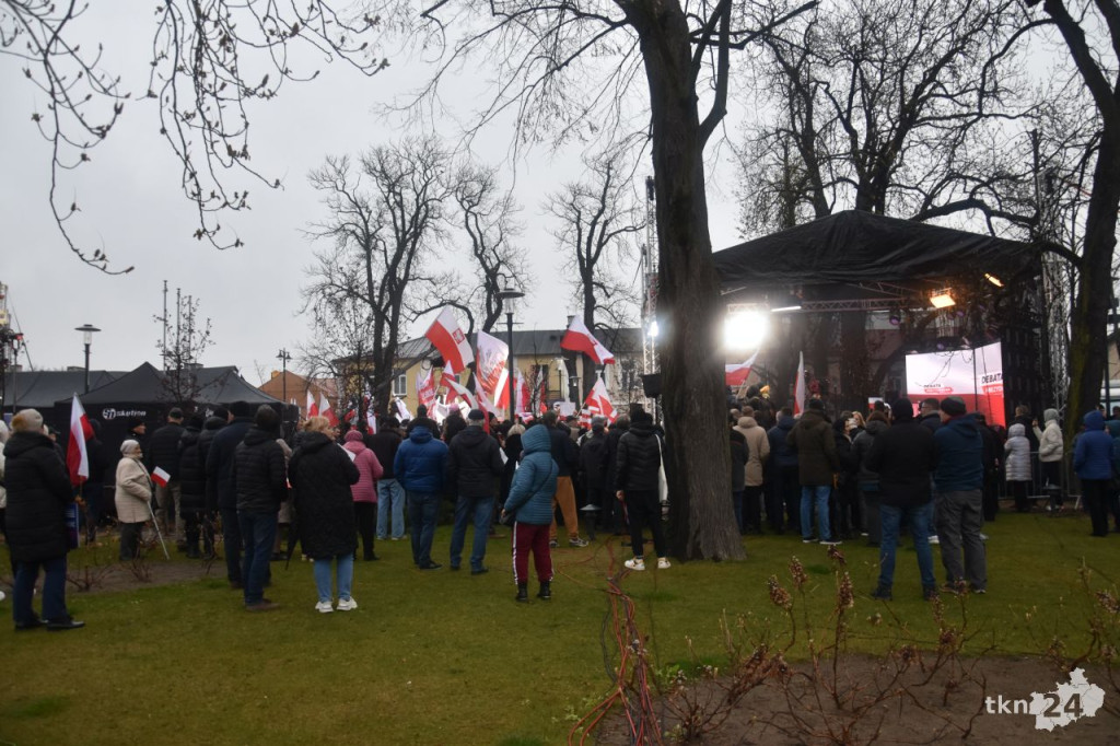 Debata prezydencka 2025 w Końskich. Zobaczcie co się dzieje na rynku i przy hali sportowej [zdjęcia]