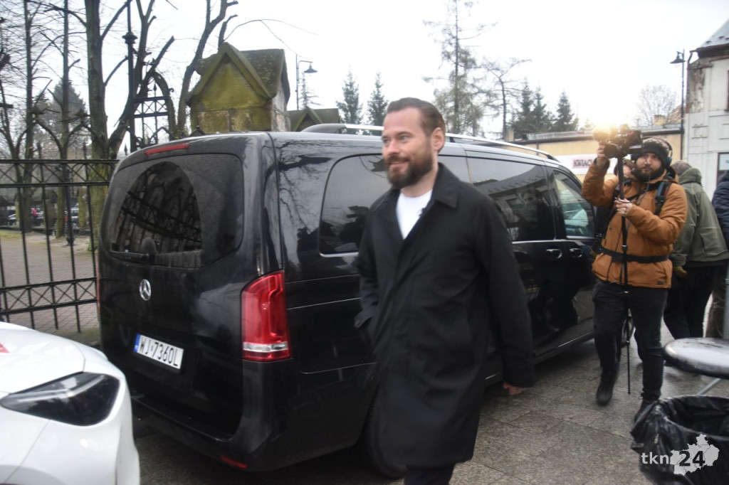 Debata prezydencka 2025 w Końskich. Zobaczcie co się dzieje na rynku i przy hali sportowej [zdjęcia]