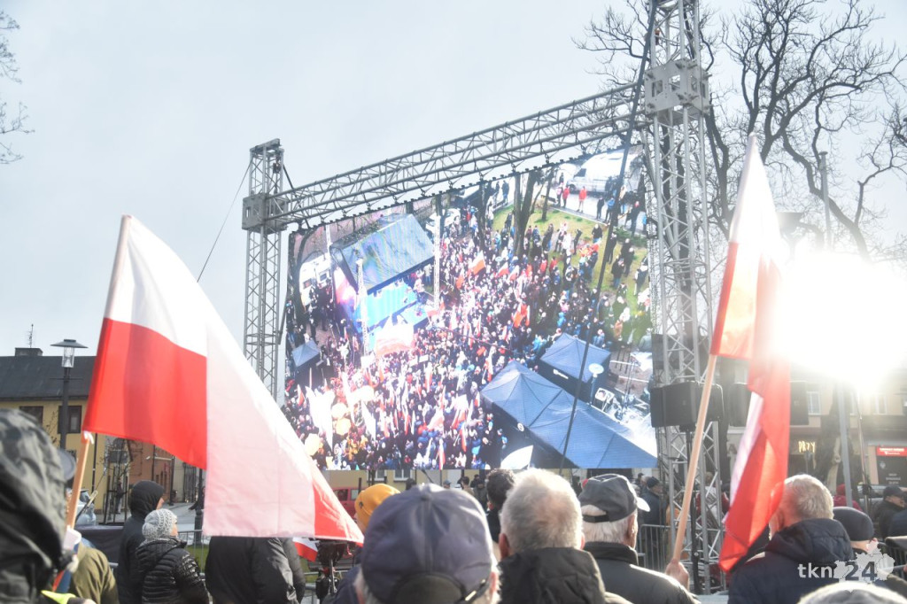 Debata prezydencka 2025 w Końskich. Zobaczcie co się dzieje na rynku i przy hali sportowej [zdjęcia]