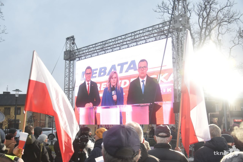 Debata prezydencka 2025 w Końskich. Zobaczcie co się dzieje na rynku i przy hali sportowej [zdjęcia]