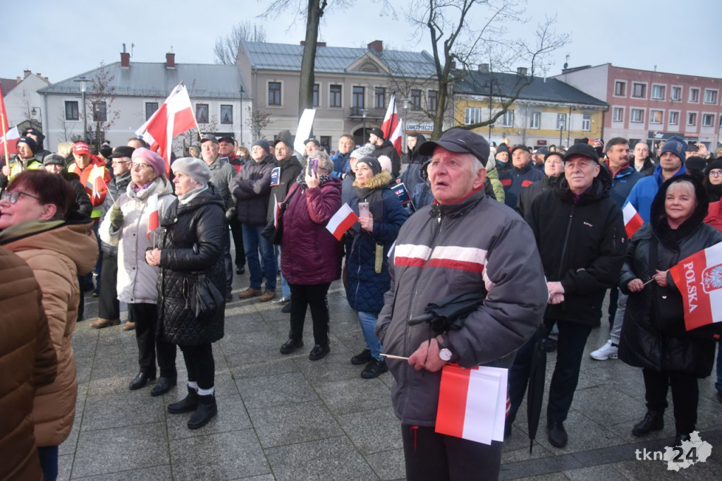 Debata prezydencka 2025 w Końskich. Zobaczcie co się dzieje na rynku i przy hali sportowej [zdjęcia]