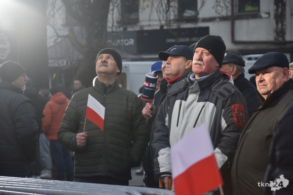 Debata prezydencka 2025 w Końskich. Zobaczcie co się dzieje na rynku i przy hali sportowej [zdjęcia]