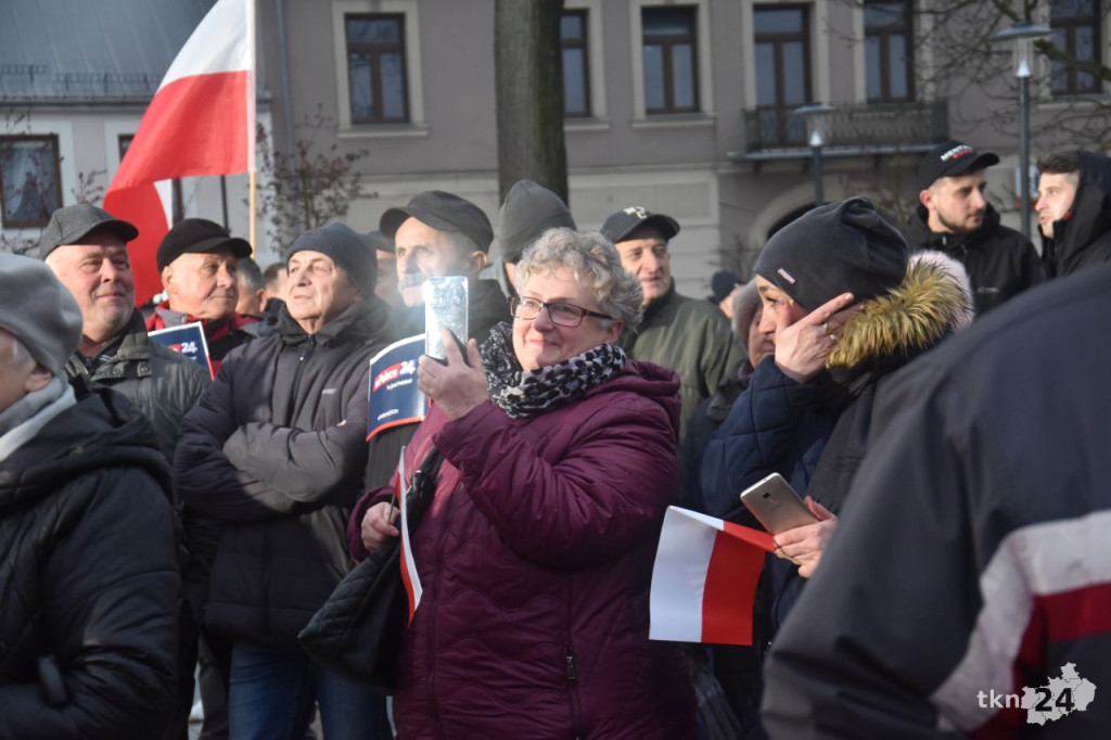 Debata prezydencka 2025 w Końskich. Zobaczcie co się dzieje na rynku i przy hali sportowej [zdjęcia]
