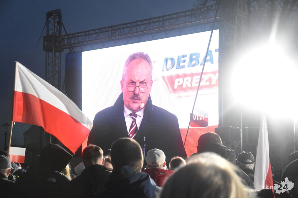 Debata prezydencka 2025 w Końskich. Zobaczcie co się dzieje na rynku i przy hali sportowej [zdjęcia]