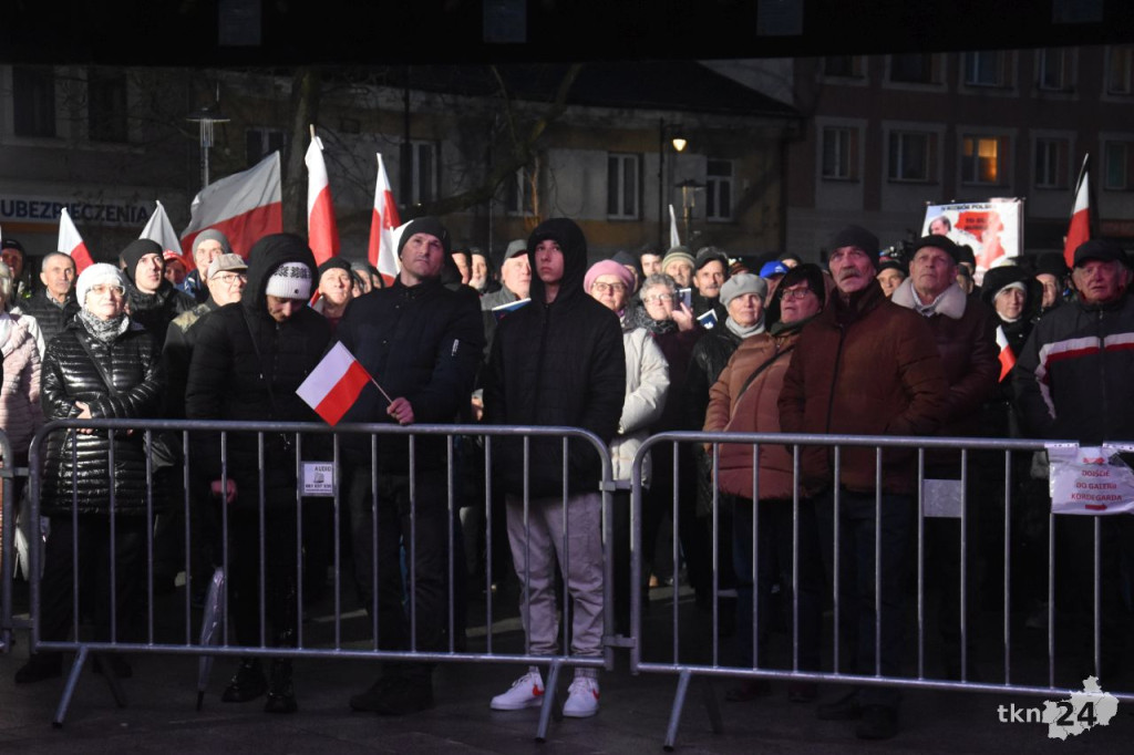 Debata prezydencka 2025 w Końskich. Zobaczcie co się dzieje na rynku i przy hali sportowej [zdjęcia]