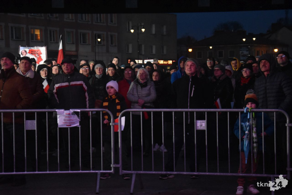 Debata prezydencka 2025 w Końskich. Zobaczcie co się dzieje na rynku i przy hali sportowej [zdjęcia]