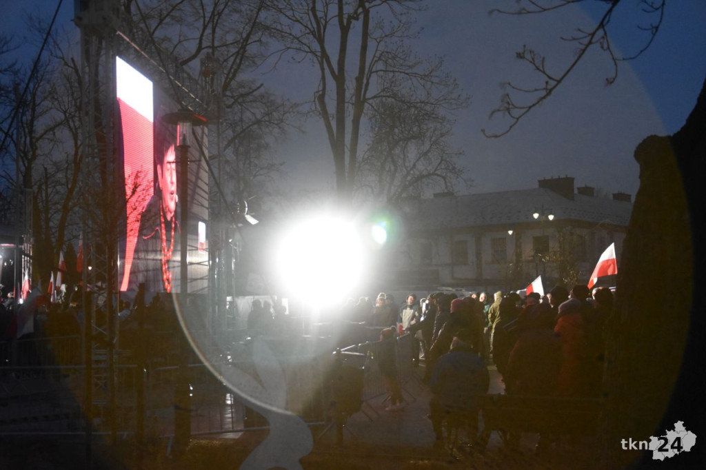 Debata prezydencka 2025 w Końskich. Zobaczcie co się dzieje na rynku i przy hali sportowej [zdjęcia]