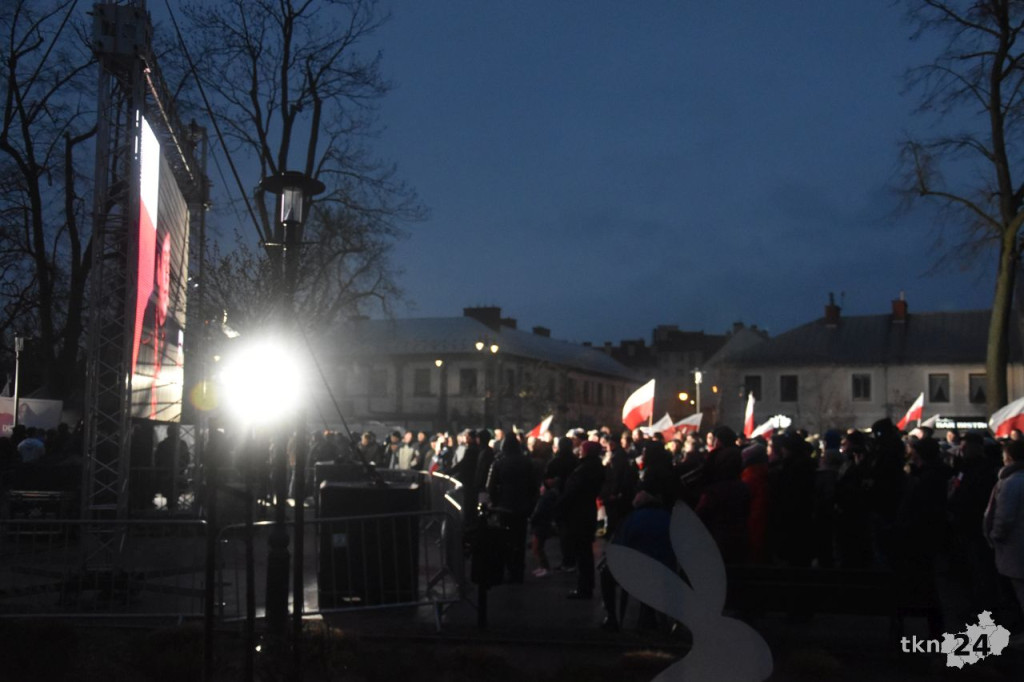 Debata prezydencka 2025 w Końskich. Zobaczcie co się dzieje na rynku i przy hali sportowej [zdjęcia]