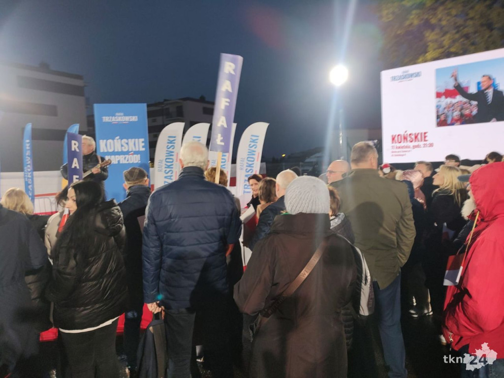 Debata prezydencka 2025 w Końskich. Zobaczcie co się dzieje na rynku i przy hali sportowej [zdjęcia]