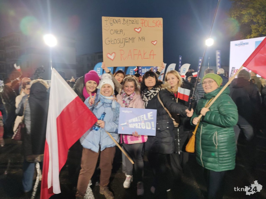 Debata prezydencka 2025 w Końskich. Zobaczcie co się dzieje na rynku i przy hali sportowej [zdjęcia]