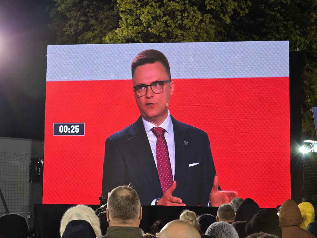 Debata prezydencka 2025 w Końskich. Zobaczcie co się dzieje na rynku i przy hali sportowej [zdjęcia]