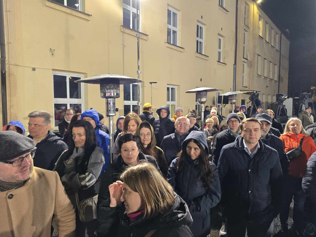 Debata prezydencka 2025 w Końskich. Zobaczcie co się dzieje na rynku i przy hali sportowej [zdjęcia]