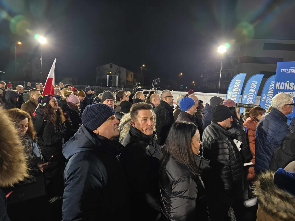 Debata prezydencka 2025 w Końskich. Zobaczcie co się dzieje na rynku i przy hali sportowej [zdjęcia]