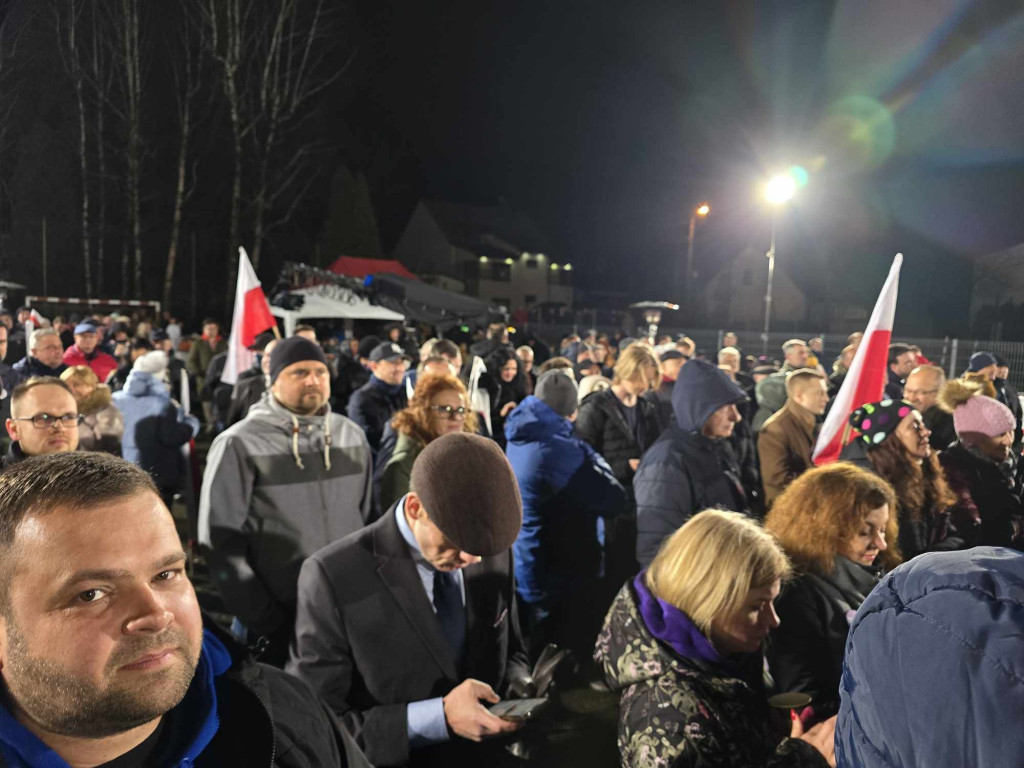 Debata prezydencka 2025 w Końskich. Zobaczcie co się dzieje na rynku i przy hali sportowej [zdjęcia]