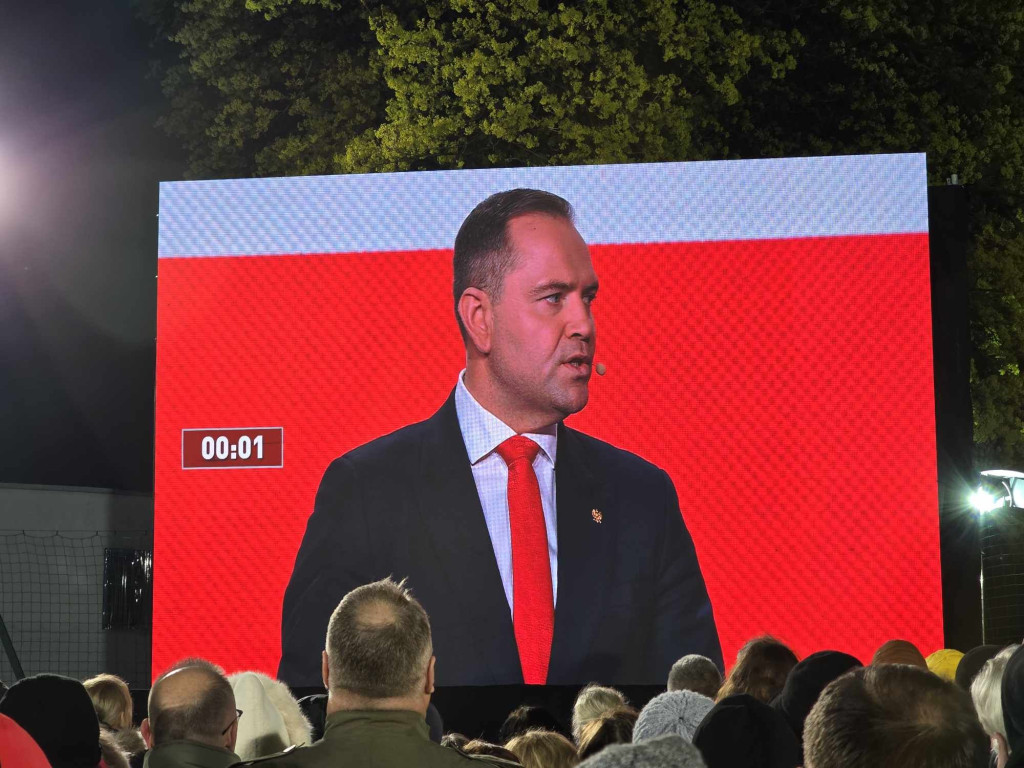 Debata prezydencka 2025 w Końskich. Zobaczcie co się dzieje na rynku i przy hali sportowej [zdjęcia]