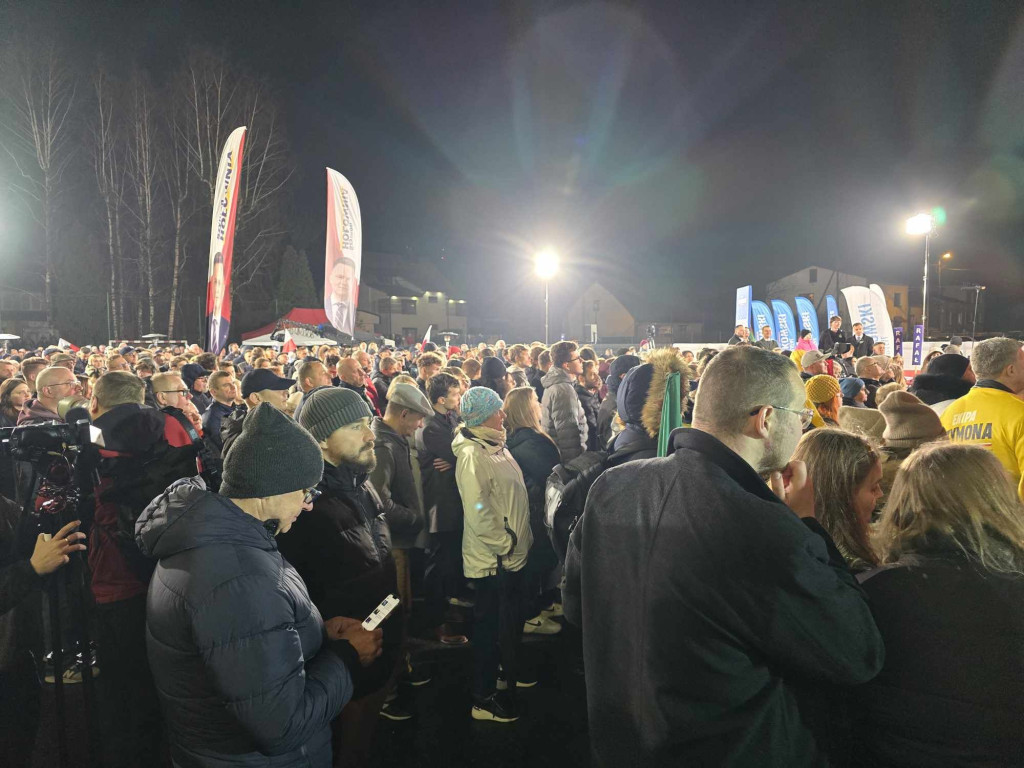 Debata prezydencka 2025 w Końskich. Zobaczcie co się dzieje na rynku i przy hali sportowej [zdjęcia]
