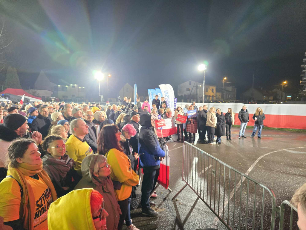 Debata prezydencka 2025 w Końskich. Zobaczcie co się dzieje na rynku i przy hali sportowej [zdjęcia]