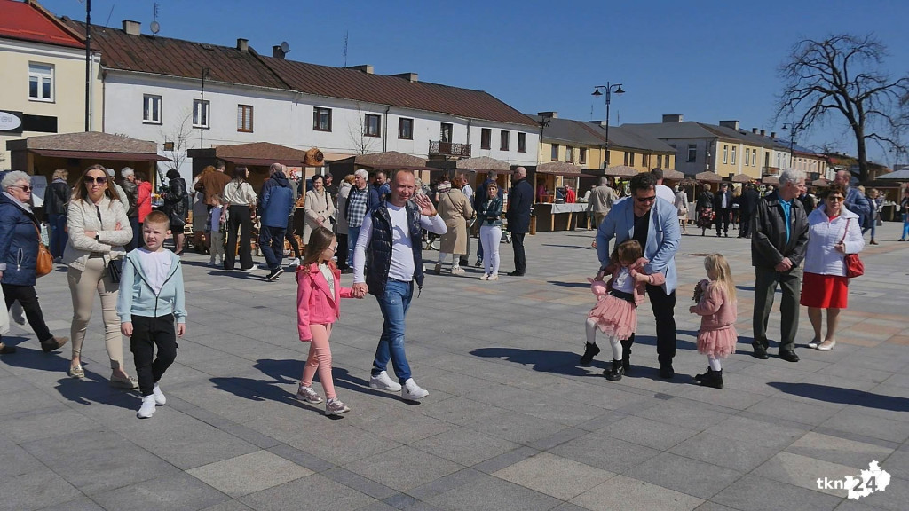 Słoneczna niedziela na Jarmarku Wielkanocnym w Końskich [wideo, zdjęcia]