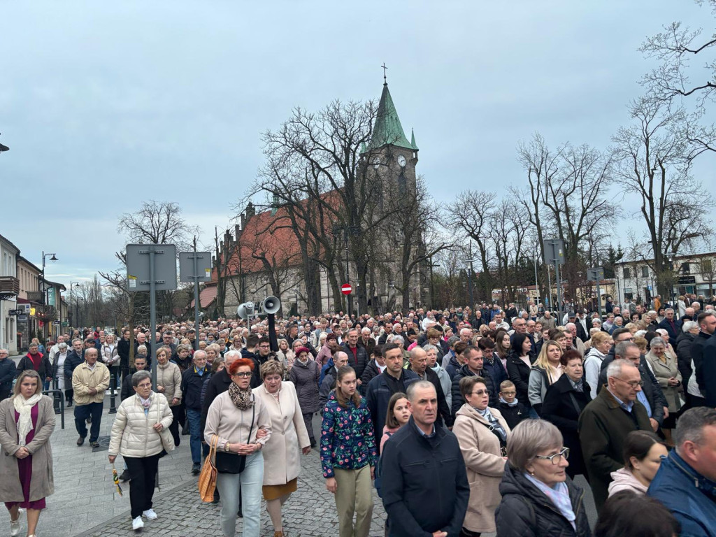 Droga krzyżowa ulicami Końskich. Zobaczcie zdjęcia i wideo