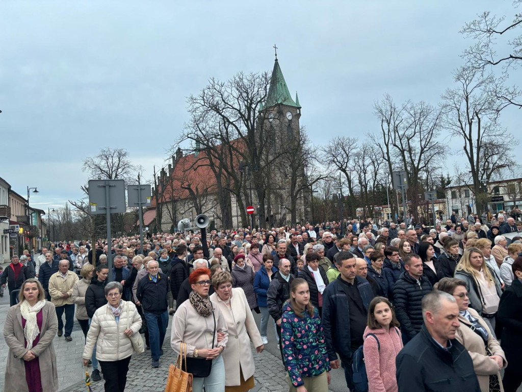 Droga krzyżowa ulicami Końskich. Zobaczcie zdjęcia i wideo