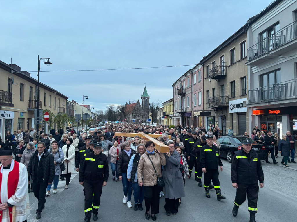 Droga krzyżowa ulicami Końskich. Zobaczcie zdjęcia i wideo