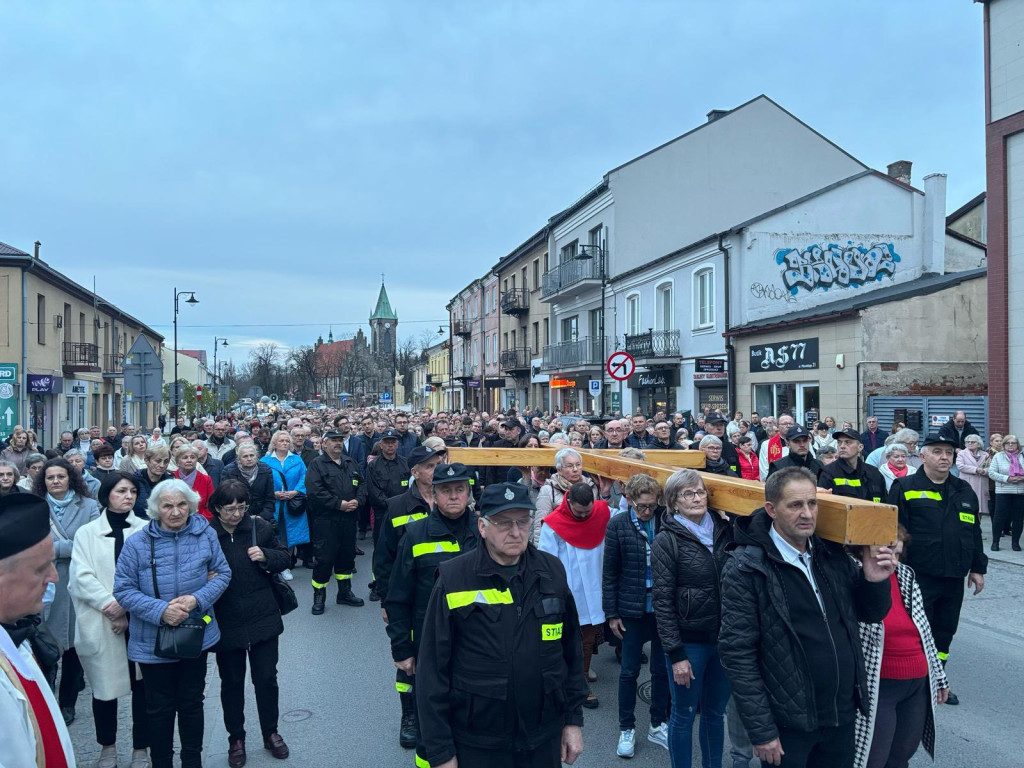 Droga krzyżowa ulicami Końskich. Zobaczcie zdjęcia i wideo