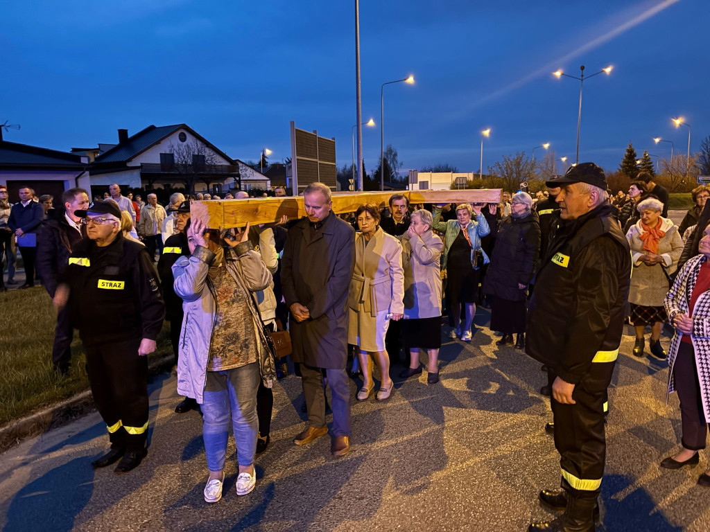 Droga krzyżowa ulicami Końskich. Zobaczcie zdjęcia i wideo