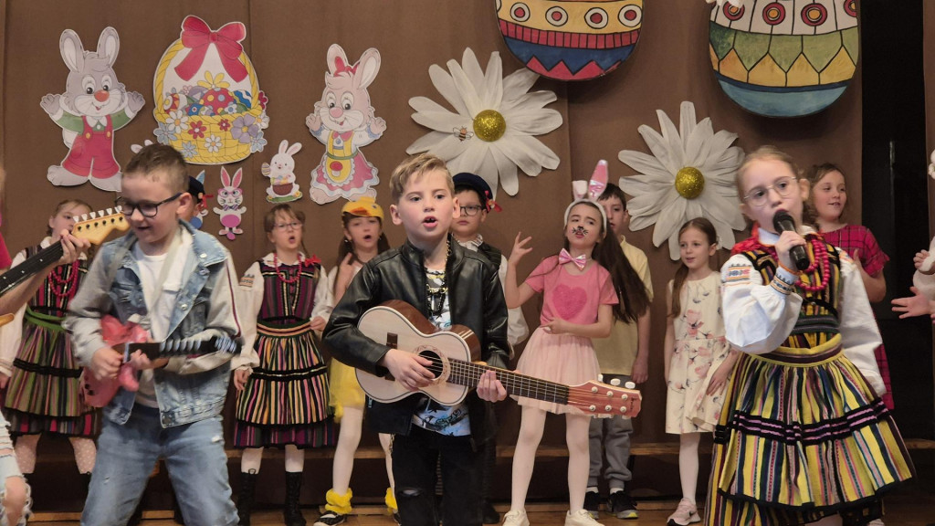 Uczniowie SP nr 1 zaprezentowali świąteczne tradycje na apelu wielkanocnym [zdjęcia]