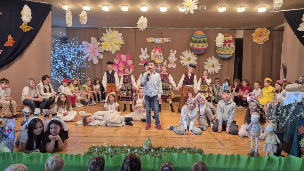 Uczniowie SP nr 1 zaprezentowali świąteczne tradycje na apelu wielkanocnym [zdjęcia]