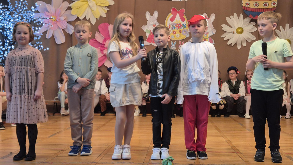 Uczniowie SP nr 1 zaprezentowali świąteczne tradycje na apelu wielkanocnym [zdjęcia]