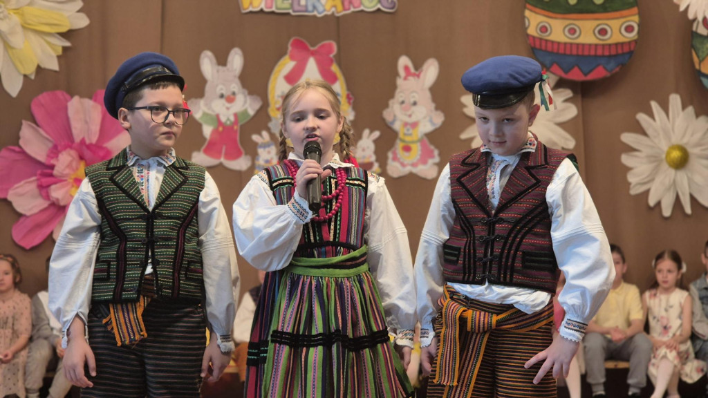 Uczniowie SP nr 1 zaprezentowali świąteczne tradycje na apelu wielkanocnym [zdjęcia]